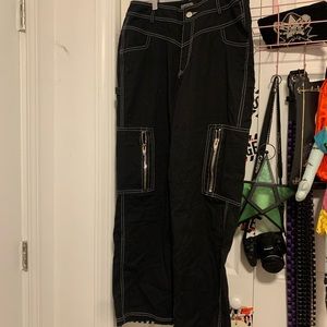 poster grl black pants with white lining